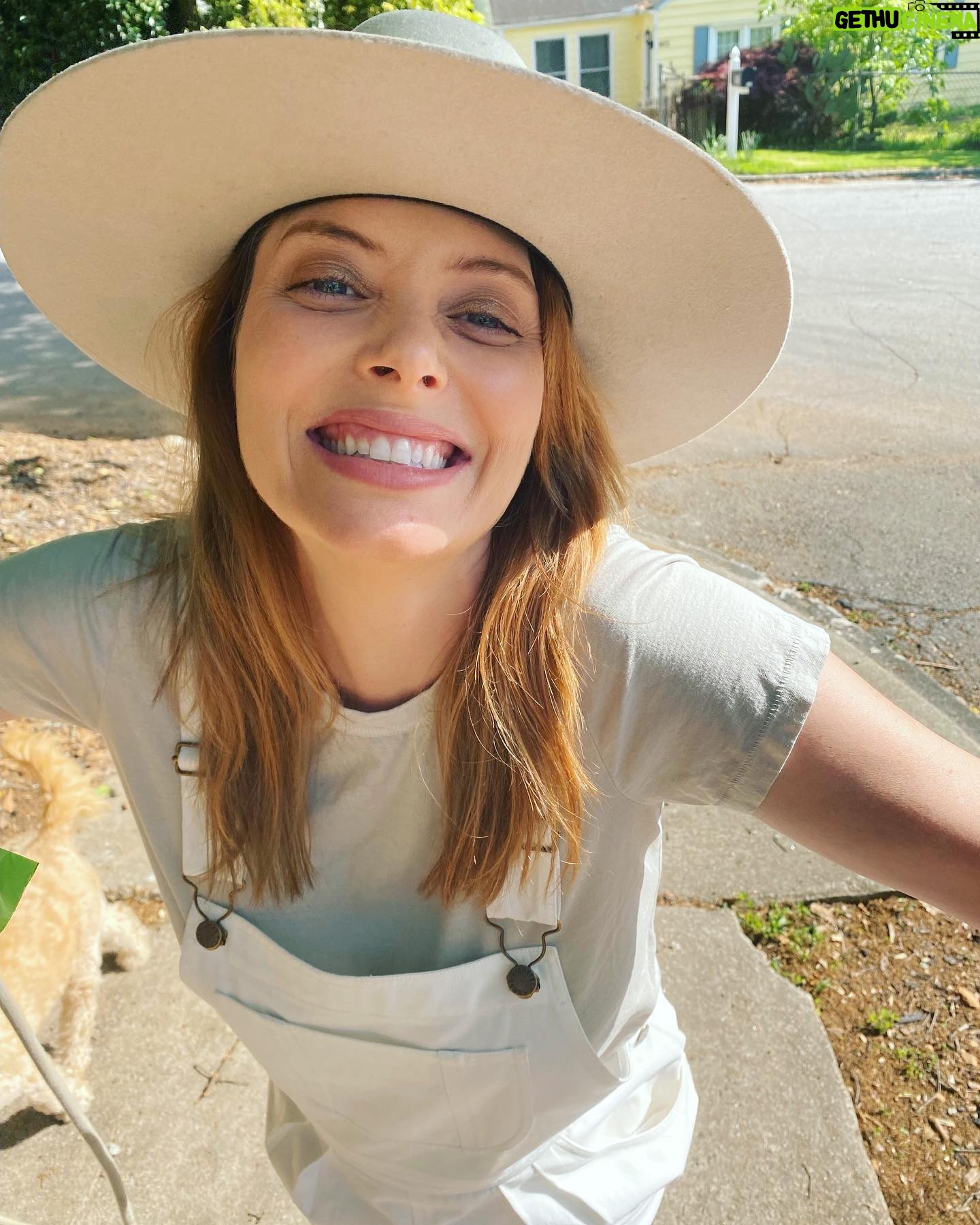 April Bowlby - 16.4K Likes - “Joy is not made to be a crumb” ~ Mary Oliver —- 🐭🍪
🌻Spring Collection 🐝 @christydawn
#regenerativefarming #spring 🌱#farmtocloset 🌏