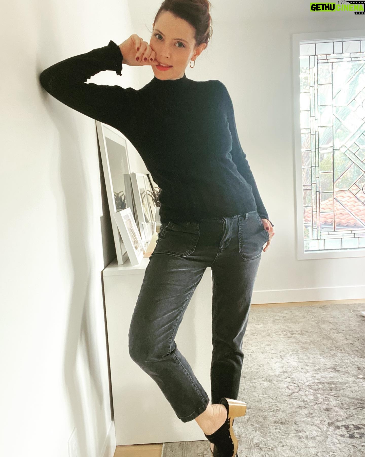April Bowlby - 10.4K Likes - 🖤
@paige