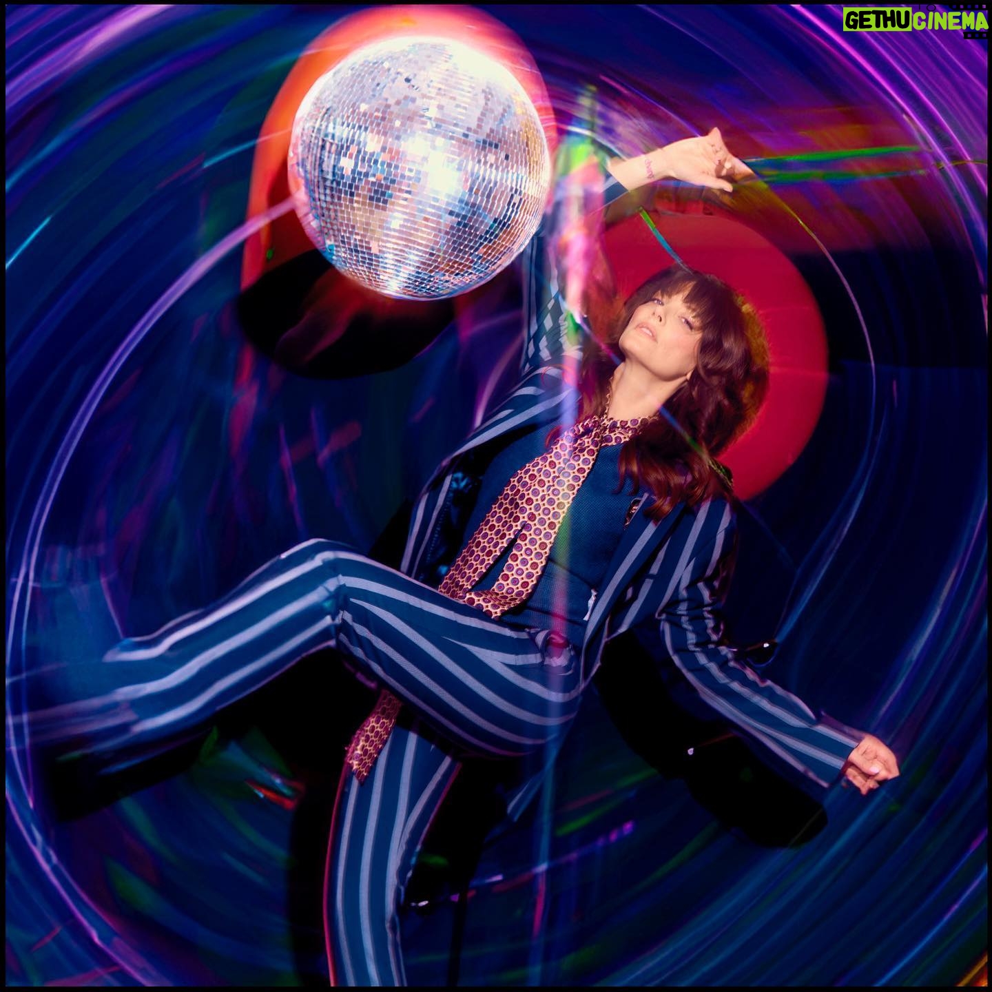 April Bowlby - 9.6K Likes - 💃🪩🕺🏼”I don’t know about you. Bring me the disco king” 👨🎤
📸 @adamhendershott
🧥 @iamsaraacevedo
💄 @theadorable1
💇♀️ @ontheedge_beauty