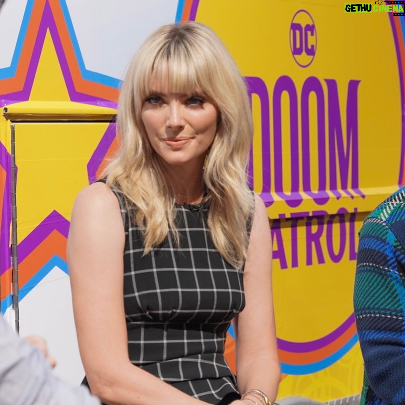 April Bowlby - 17.4K Likes - The best time @nycomiccon 💥
@peggyhartanto 👗
@maisonmiru 💍
@tobimakeup 💄
@seijinyc 💇🏼♀️
@iamsaraacevedo - stylist
Thank you @hbomax @dcdoompatrol
@neonkiteent 🪁