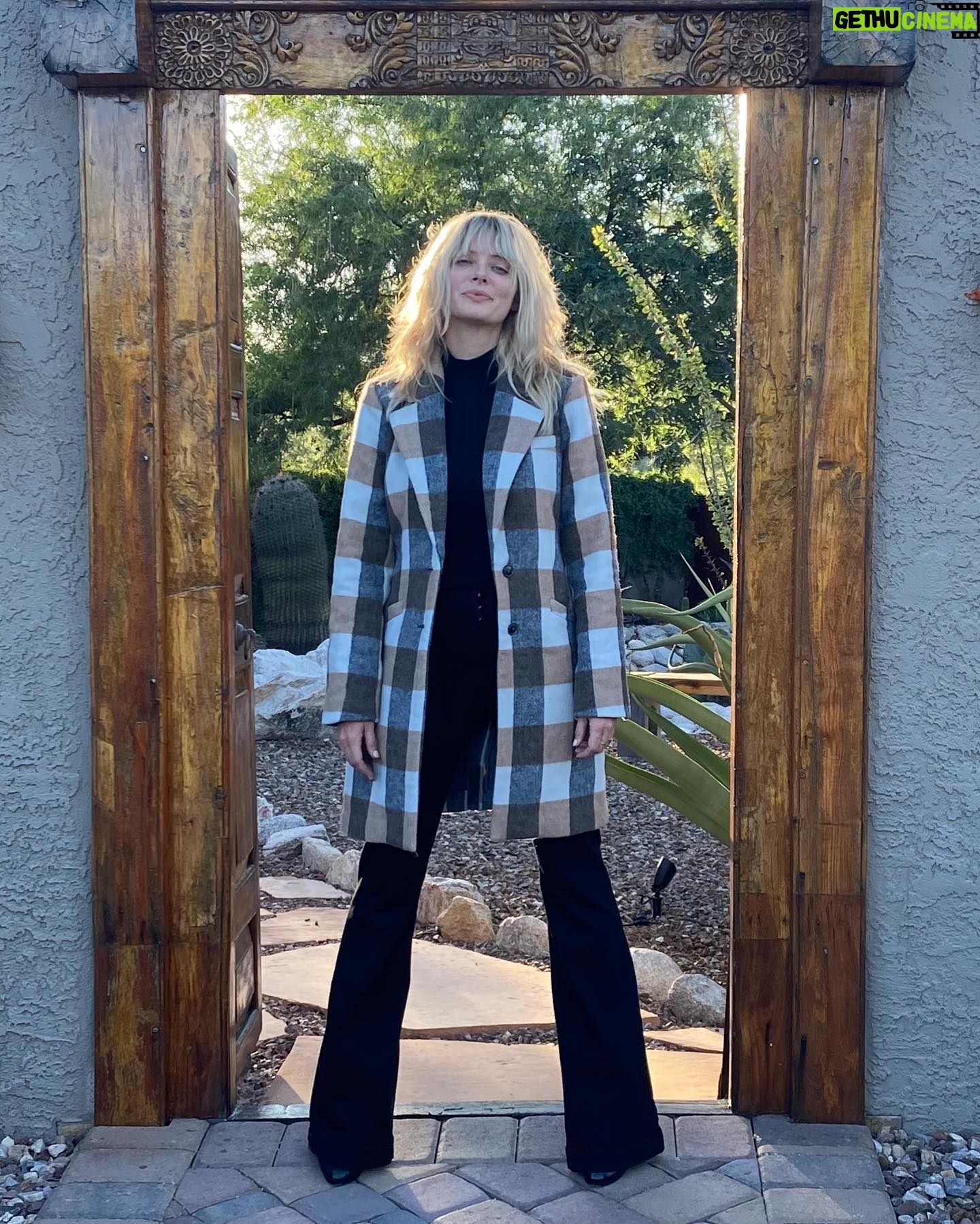 April Bowlby - 11.5K Likes - 🍂🍁