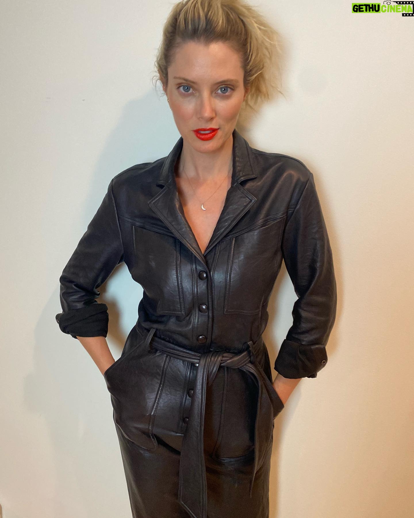 April Bowlby - 21.4K Likes - 🖤✔️⚫️▪️♟♠️