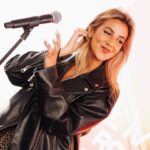 April Ivy Instagram – Comecei na indústria da música com 16 anos, e estou quase com 10 anos de carreira (como é que é possível @nelsoncunha 😮‍💨) . A verdade é que não me lembro de vida sem música, e não me lembro de música sem @rockinrio . Após o meu showcase na conferência de imprensa contei à Roberta que não perco um ano de festival desde os meus 13 anos, e estar neste cartaz é um sonho tornado realidade. Tenho estado meio desaparecida sim, mas porque decidi que não quero lançar música só porque sim. Estou a dar tudo de mim para que este disco vos apresente a outro lado da April, a Mariana – a Miley da Hannah 😅 querem ouvir um bocadinho do que aí vem no meu concerto dia 23 no #SuperBockDigitalStage ? ❤️ swipe para o último slide para verem 13 year old Mariana na frontline do Ed Sheeran hihiii