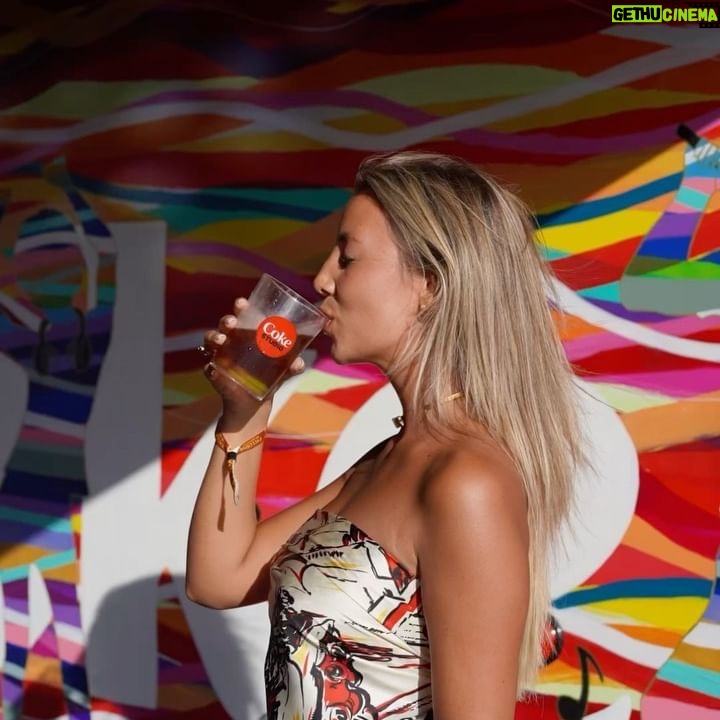 April Ivy Instagram - Vim com a @cocacolaportugal até ao Meo Sudoeste conhecer o Coke Studio✨ Aqui podem fazer a vossa própria música , descansar e aproveitar a melhor vista para os concertos ❤️ Venham conhecer o espaço #CokeStudio #RealMagic #Pub