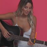 April Ivy Instagram - Ontem atuei pela primeira vez o Dum Durum no showcase. Sai dia 16 mas até lá ficam com esta versãozinha acústica, que é como componho quase todas as minhas canções💗 powered by @hm