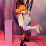 April Ivy Instagram - As minhas lágrimas não são de derrota, são de vitória. A última vez que pisei um palco foi no festival da canção, e foi dos momentos mais difíceis da minha vida. Não correu como queria. Recebi um ódio nas redes sociais absoluto e todas as portas na indústria da música que tanto trabalhei para conquistar desde os meus 15 anos, fecharam-se. Este novo single marca um ponto de viragem no meu percurso profissional onde volto a fazer aquilo que tanto amo. Ao longo da vida, todos precisamos de pessoas que acreditem em nós e que nos digam que conseguimos… e por isso quero deixar um agradecimento especial. Obrigada a todos por serem a minha rede de apoio, por acreditarem em mim, e por desbloquearem vários obstáculos que encontrei ao longo deste percurso. Hoje tenho a agradecer a vocês @dianataveira , @diogodiaspage , @fatima.neto e equipa @milkandblackdigital , @sonymusicpt , @stegoproducer , Brunex , @afonsolcfferreira e Ben @mariajoaofortes , @nelsoncunha , @hm , @dinodsantiago , @amariaresende , família e fãs. A minha música Dum Durum estará disponível em todas as plataformas digitais a partir de dia 16, até lá podes ouvir em exclusivo na @megahitstagram ✨