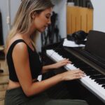 April Ivy Instagram - pausa nas gravações para cantar uma das minhas canções preferidas de sempre - coisas boas estão a vir 🤍