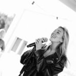 April Ivy Instagram - Comecei na indústria da música com 16 anos, e estou quase com 10 anos de carreira (como é que é possível @nelsoncunha 😮‍💨) . A verdade é que não me lembro de vida sem música, e não me lembro de música sem @rockinrio . Após o meu showcase na conferência de imprensa contei à Roberta que não perco um ano de festival desde os meus 13 anos, e estar neste cartaz é um sonho tornado realidade. Tenho estado meio desaparecida sim, mas porque decidi que não quero lançar música só porque sim. Estou a dar tudo de mim para que este disco vos apresente a outro lado da April, a Mariana - a Miley da Hannah 😅 querem ouvir um bocadinho do que aí vem no meu concerto dia 23 no #SuperBockDigitalStage ? ❤️ swipe para o último slide para verem 13 year old Mariana na frontline do Ed Sheeran hihiii