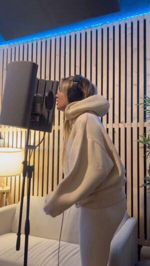 April Ivy Instagram - Como vos tenho dito, tenho estado em gravações para o meu novo álbum e quis vos mostrar como tem sido um dia na minha vida 🧡 digo-vos também que o novo sabor da burn é taaaaao bom🍑
#YourPartyYourRules #Burn_energy @burn_energy #Ad