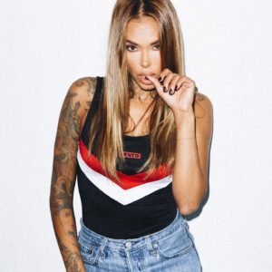 Arabella Drummond Instagram - ￼📸 @lewisdarling 💅🏽mua @iamgigiiiii 🖤❤️ @levis_uk #liveinlevis