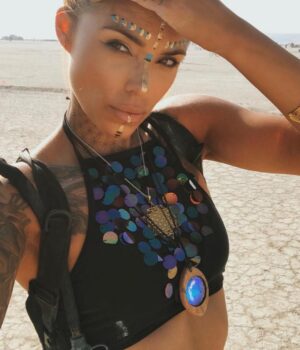 Arabella Drummond Instagram - Found a little house in the desert 🏜☀️ #takemeback #blackrockcity