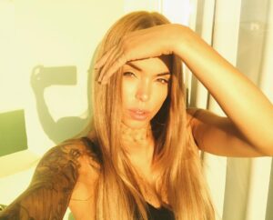Arabella Drummond Instagram - Balcony sunset 😍☀️💚 @tropicana_ibiza #sunnyselfie #tropicanasuites #ibiza