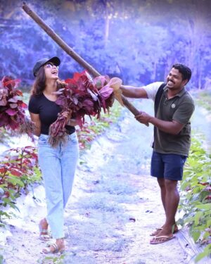 Aradhya Ann Instagram - ചീര മേടിക്കാൻ പോയതാ...സുജിത്തേട്ടന്റെ അടുത്ത്... @variety_farmer
#farmer #farmerlife #farmermarket #farmers #farmersmarket #vegitables #spinach #kerala #keralagram #keralatourism #keralagallery #malayalamcinema #malayalamsongs #artist #actress #aradhyaann #kochi
