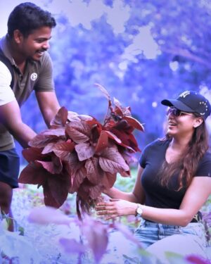 Aradhya Ann Instagram - ചീര മേടിക്കാൻ പോയതാ...സുജിത്തേട്ടന്റെ അടുത്ത്... @variety_farmer
#farmer #farmerlife #farmermarket #farmers #farmersmarket #vegitables #spinach #kerala #keralagram #keralatourism #keralagallery #malayalamcinema #malayalamsongs #artist #actress #aradhyaann #kochi