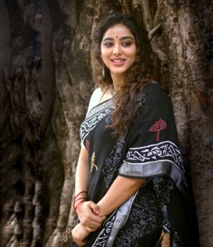 Aradhya Ann Instagram - Life was always a matter of waiting for the right moment to act 
#sareelove #aradhyaann #keralagallery #malayalamcinema #actor #traditional #temple
