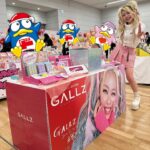 Arakawa Instagram - ドンコスフェス💖💖💖💖💖 GALLZ @gallz_cosmetics もブース出させていただきました💖💖💖💖💖💖💖💖💖 うわーん🥹⭐️💖💪嬉しい‼️‼️‼️ たくさんの人にGALLZで輝いてもらいたいです😍少しでも多くの方の目に止まりますょーに🤍🤍🤍🤍🤍🤍🤍🤍🤍☆*:.｡. o(≧▽≦)o .｡.:*☆💖💖💖💖💖💖 こーんなにでっかいパネルもありがとうございます‼️‼️ あー‼️写ってる人⁉️⁉️わたし、わたし‼️‼️そうそう私‼️‼️‼️‼️（笑） 全国のドン・キホーテさんに置いてもらってます🙇‍♀️💖💖 (全部ではないので問い合わせてみてください🙇‍♀️‼️) 写真のピンクのスカート ずっとサイズ入らなくて 久しぶりに試してみようと思って妹2人にファスナーアゲてもらったら入って✌️🥹、、ウォオオオオオオ‼️‼️‼️🙌🙌🙌🙌って 三人でワールドカップ優勝ぐらい喜んでたら 3歳のおいっこもばんざーい💖ってして送り出してくれた（笑） 配信もありがとうございました💖💖💖💖 #池ちゃんの大暴れwwwwwww 楽しすぎましたwwwwwwwww #ドンキホーテのこと私が誰よりも愛してる #一番初めて彼氏から貰ったプレゼントもドンキのカラコン #ボートレースの営業行ったらドンキホーテ(黒と黄色と白)買い #脱出島出させてもらった時はドンキのイカダ作った #ドンキホーテの漫才書く #ストレス溜まったらドンキの品揃えみて癒される #24時間営業ありがとう #なんかドンキの人間模様も好き #ドンキの誰も置いて行かないあの感じがほんまに好き #夜中に1人でドンキ行った時 #いろんな人がいてレジしてもらいながらあ人間模様こそドンキだよなあと勝手にエモくなったことある(きもい) #まーぢでドンキはギャルの住所 #そろそろ住民票移そか迷う