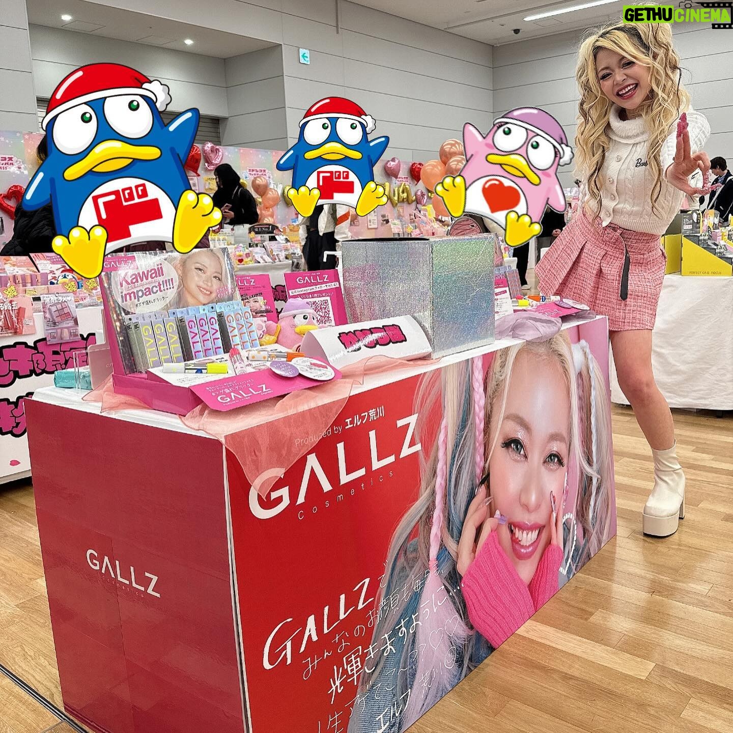 Arakawa Instagram - ドンコスフェス💖💖💖💖💖 GALLZ @gallz_cosmetics もブース出させていただきました💖💖💖💖💖💖💖💖💖 うわーん🥹⭐️💖💪嬉しい‼️‼️‼️ たくさんの人にGALLZで輝いてもらいたいです😍少しでも多くの方の目に止まりますょーに🤍🤍🤍🤍🤍🤍🤍🤍🤍☆*:.。. o(≧▽≦)o .。.:*☆💖💖💖💖💖💖 こーんなにでっかいパネルもありがとうございます‼️‼️ あー‼️写ってる人⁉️⁉️わたし、わたし‼️‼️そうそう私‼️‼️‼️‼️(笑) 全国のドン・キホーテさんに置いてもらってます🙇♀️💖💖 (全部ではないので問い合わせてみてください🙇♀️‼️) 写真のピンクのスカート ずっとサイズ入らなくて 久しぶりに試してみようと思って妹2人にファスナーアゲてもらったら入って✌️🥹、、ウォオオオオオオ‼️‼️‼️🙌🙌🙌🙌って 三人でワールドカップ優勝ぐらい喜んでたら 3歳のおいっこもばんざーい💖ってして送り出してくれた(笑) 配信もありがとうございました💖💖💖💖 #池ちゃんの大暴れwwwwwww 楽しすぎましたwwwwwwwww #ドンキホーテのこと私が誰よりも愛してる #一番初めて彼氏から貰ったプレゼントもドンキのカラコン #ボートレースの営業行ったらドンキホーテ(黒と黄色と白)買い #脱出島出させてもらった時はドンキのイカダ作った #ドンキホーテの漫才書く #ストレス溜まったらドンキの品揃えみて癒される #24時間営業ありがとう #なんかドンキの人間模様も好き #ドンキの誰も置いて行かないあの感じがほんまに好き #夜中に1人でドンキ行った時 #いろんな人がいてレジしてもらいながらあ人間模様こそドンキだよなあと勝手にエモくなったことある(きもい) #まーぢでドンキはギャルの住所 #そろそろ住民票移そか迷う