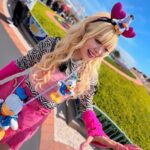 Arakawa Instagram - ディズニー、夢をありがとう💙🏰💙 4月20日王様のブランチ🫅❤️❤️トレンド部 ぜひよろしくお願いします💖💖💖💖💖💖💖 藤森さん、NOAさんありがとうございました😍💖🌸💙💙 #トレンド部らぶ🥹🩷🩷🩷 いい天気で最高‼️‼️‼️‼️‼️‼️ #晴天推し 一枚目マネージャーさんが不意撮り(?)してくれてた😭💙💖💙💖💙 ずーっと自撮り部な私、歓喜（笑） インカメうますぎてどんだけ大人数でも全員写せるからいつも右手が携帯を離れることはないので（笑）嬉しかった🥹🥹