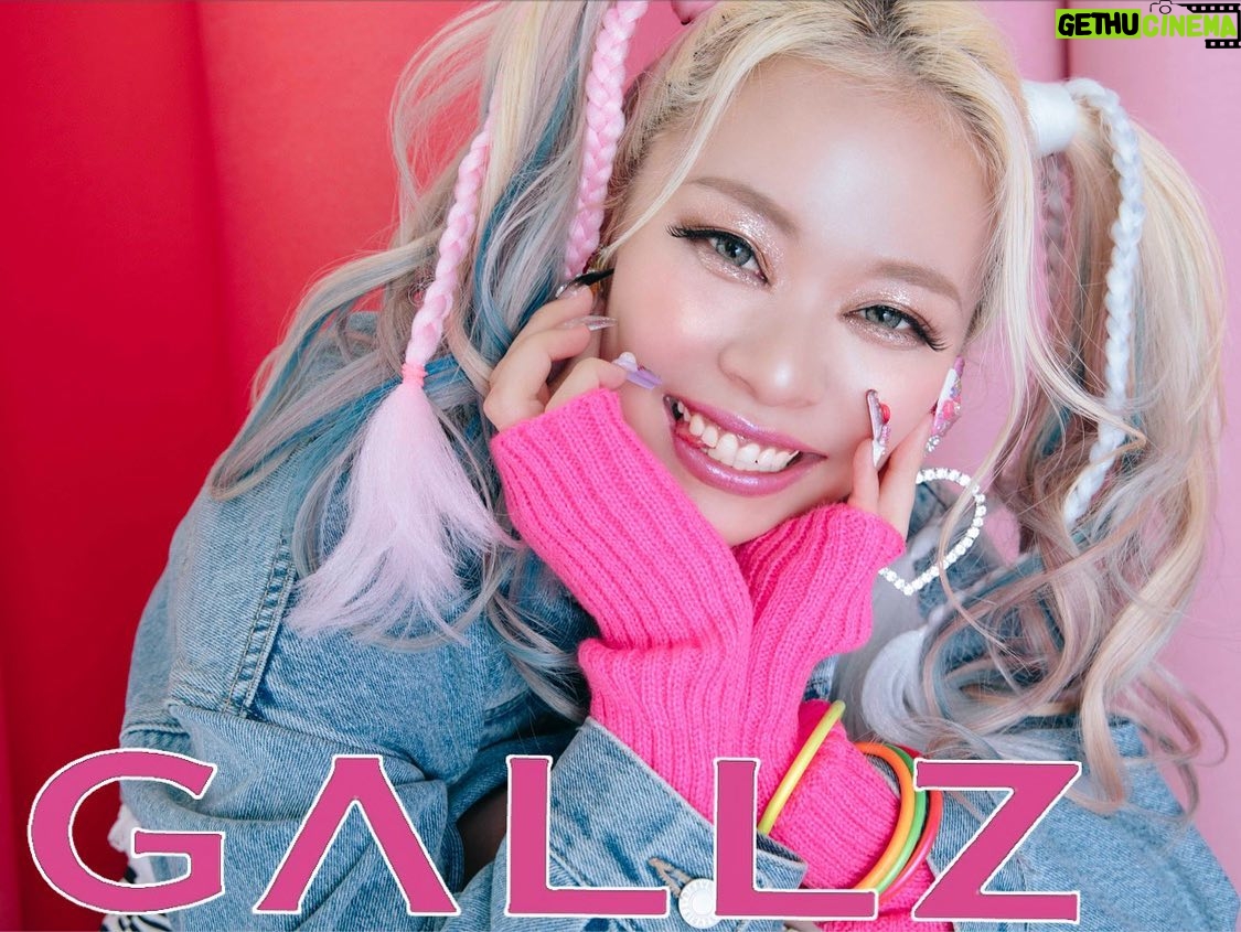 Arakawa - 17.2K Likes - 【重大発表】
うわぁぁぁあ‼️‼️‼️‼️
ついにこの日がやってきました。
この文章はいつもの荒川の大声で再生していただけると嬉しいです‼️‼️‼️‼️笑
この度、エルフ 荒川の
コスメブランドを始動させて
頂くことになりました💖💖💖💖💖💖💖💖💖💖💖💖💖💖💖💖💖💖💖💖💖💖💖💖💖💖💖💖💖💖💖💖💖💖💖
その名も
「GALLZ Cosmetics」
ギャルズ コスメティックス
です!!💖💖💖💖💖💖💖💖💖💖💖💖💖💖💖💖💖💖💖💖💖💖💖
アゲーーーー💖💖💖💖💖💖💖💖💖
ハッシュターグ💖💖💖💖💖💖💖💖💖
が鳴り止みません!!!!!!!🙏
いやいやwwwwww待て待てwwwww
なんでエルフ荒川⁉️⁉️⁉️wwww
って思われる方もいらっしゃると思います!!
そして
私の中のツッコミ芸人が総動員でそう言っています!!!!
でも、だからこそ
エルフ荒川がやってきました💖💖💖💖💖💖💖💖💖💖💖💖💖💖💖💖💖💖
とお伝えさせてください!!!
コンセプトは
「毎日が特別な日」✨⤴︎✨⤴︎✨💖💖💖
メイク盛れた日って、同じ道でも
違う景色に見えたり全てがアゲになっていきますよね!!
私はギャルメイクやコスメに
人生を救ってもらいました。
辛い時も楽しい時も
ずっとコスメだけは自分の味方でいてくれました!!
だから私は
GALLZでおもいっっっっきりみんなの背中を押すことが
美容番長でもギャルモデルさんでもない私の出来ることだと思っています。!!!🙏🙇♂️✨
もう!!!何をどうお伝えしたらいいのかわからない!!!!!!だって初めてなんだもん!!!!!笑
でもこれだけは伝えさせてください!!!
芸人としても、なにもかも
未熟で未完成な私としか見れない景色を
一緒に見てください!!
ずーっと発表の言葉を悩んでいて
震えが止まりません!!笑
つたない言葉ではありますが嘘は一つもありません!!
この気持ちが何か一つでも皆さんのどこかに届けば嬉しいです。✨🙏💖
関わってくださってる皆さんにも本当に感謝です!!!
商品の内容などは
次の投稿でお伝えいたします!!!
みんなのお顔も毎日も輝けるキラキラぶちアゲ
コスメ爆誕‼️‼️‼️‼️‼️‼️‼️‼️‼️‼️‼️‼️‼️‼️‼️‼️‼️‼️‼️‼️‼️✨✨✨‼️💖💖💖💖💖💖💖💖💖💖💖💖💖💖💖💖
一緒にぶっ飛ばしてこー⁉️⁉️⁉️💖💖💖💖💖💖💖💖💖💖💖💖💖💖💖💖💖
@gallz_cosmetics
吉本系ギャル エルフ 荒川