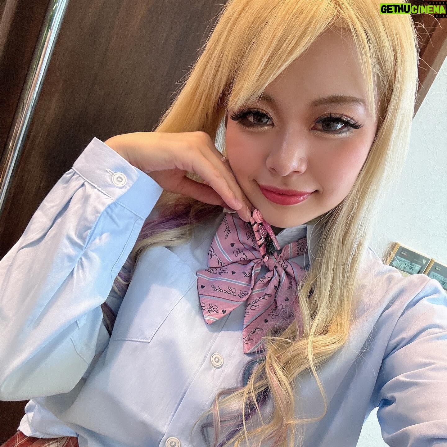 Arakawa Instagram - アラサーシンデレラ限界JK🪽💖💖💖💖💖🎀(キラン) 今年のシンデレラフェス💖👠2024 イベントナビゲーターをさせて頂くことになりました💖💖💖💖💖💖💖💖😭🫶🫶🫶💡((((((歓喜)))))) さいたまスーパーアリーナ👶💖💖💡💡💡 やばスンギ‼️‼️‼️‼️‼️‼️‼️‼️‼️‼️‼️‼️ チームシンデレラのみんな、きてくれるZ世代のみんな、 青春をバカ騒ごう🤣💖💖💖💖💖(今年のコンセプトまぢ熱い😭🪽) チームシンデレラのみんなが寄せ書きくれたよお😭❗️💖💖泣ける‼️‼️‼️‼️‼️‼️‼️‼️ありがとお😭💖💖💖‼️🪽🪽 #初めみんなと出会ったときクラッカーで #サプライズしてくれたのだけど #びっくりしてお腹緩んでチャック弾け飛んだの #ほんとに情けないwwwwwww 6月9日🌸🫶たのしもお😇💖💖🪽 GALLZ @gallz_cosmetics のブースも出るんだょ❗️❗️❗️楽しみすぎ嬉しすぎ