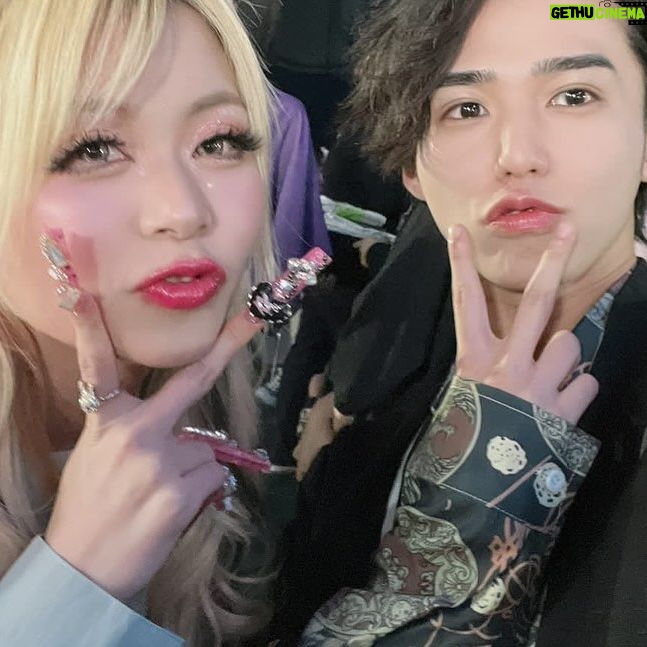 Arakawa Instagram - ヴェールルージュ美容専門学校スペシャルステージにもお邪魔させて頂きました🙇♀️💖‼️‼️💐⭐️ 次までの着替えが早くて写真ちゃんと撮れませんでした😭(生意気) モデルプレスさんごめん、写真借りたあ‼️‼️‼️⭐️😭 そしていつも記事にしてくれてありがとおおお😭💖💖💖💐💪親友すぎwwww 可愛いお洋服ありがとうございます‼️そして夢に向かって頑張る美容学生の皆さんの夢を私も応援しています😍💪💪💖私も頑張ります‼️‼️‼️‼️ 2枚目はゆきりぬさんとお久しぶりにお会いできました☺️💖 一度、YouTubeで、ギャルメイクさせて頂いてほんとに恩人です‼️‼️ありがとうございました!🥰💖またお会いできますよーに!!⭐️⭐️⭐️ 3枚目はねおてや😝💖会えて嬉しかったあ😭土佐兄弟ゆうきさんとねおてやと私でご飯行く約束してたのに、ずっと行けてなくて 痺れ切らして本日グループライン作ったことをここに報告させて頂きます🤣💖(笑)早く会いたい‼️‼️ そしてフォーエイトの皆さん、ありがとうございました💖💖🥰 このステージはフォーエイトさんの音楽と共に歩かせて頂きました🙇♀️🙇♀️💐フォーエイトさんまぢ明るくてパワーいっぱいで最強でした💖💖💖😍 ギャルすぎたwwまたお会いできますよーに⭐️⭐️⭐️ #関西コレクション