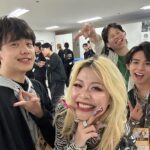 Arakawa Instagram - ヴェールルージュ美容専門学校スペシャルステージにもお邪魔させて頂きました🙇‍♀️💖‼️‼️💐⭐️ 次までの着替えが早くて写真ちゃんと撮れませんでした😭(生意気) モデルプレスさんごめん、写真借りたあ‼️‼️‼️⭐️😭 そしていつも記事にしてくれてありがとおおお😭💖💖💖💐💪親友すぎwwww 可愛いお洋服ありがとうございます‼️そして夢に向かって頑張る美容学生の皆さんの夢を私も応援しています😍💪💪💖私も頑張ります‼️‼️‼️‼️ 2枚目はゆきりぬさんとお久しぶりにお会いできました☺️💖 一度、YouTubeで、ギャルメイクさせて頂いてほんとに恩人です‼️‼️ありがとうございました！🥰💖またお会いできますよーに！！⭐️⭐️⭐️ 3枚目はねおてや😝💖会えて嬉しかったあ😭土佐兄弟ゆうきさんとねおてやと私でご飯行く約束してたのに、ずっと行けてなくて 痺れ切らして本日グループライン作ったことをここに報告させて頂きます🤣💖（笑）早く会いたい‼️‼️ そしてフォーエイトの皆さん、ありがとうございました💖💖🥰 このステージはフォーエイトさんの音楽と共に歩かせて頂きました🙇‍♀️🙇‍♀️💐フォーエイトさんまぢ明るくてパワーいっぱいで最強でした💖💖💖😍 ギャルすぎたwwまたお会いできますよーに⭐️⭐️⭐️ #関西コレクション