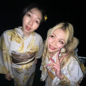 Arakawa Instagram - sugar nineブースありがとうございました💖💖💖💖💖💖💖💖💖💖💖💖💖💖😭😭😭😭😭😭😭😭😭😭😭😭😭😭 2枚目はイェナさんとの写真です💖💖💖💖😍 ギャルネイルにすごい興味持ってくださって 「테바기다」テバギダ💖(やばい的な意味だと思われます)頂きました🤣💖💖💖 可愛すぎた‼️‼️‼️‼️‼️‼️‼️‼️‼️‼️ 絶対応援‼️‼️‼️‼️‼️‼️‼️‼️‼️‼️‼️‼️ 折田涼香ちゃん😭💖💖あなた様かわいすぎますります。 惚れました。同じ場所にえくぼありました。(アゲ) トークブースも一緒で最高でした😭💖😍‼️‼️‼️ ありがとう‼️‼️‼️‼️‼️‼️ み、、、みかにゃん⁉️⁉️ランウェイから降りてきたお姿見て 目飛び出るかと思って反射的に「みかにゃん？😡😡早よ写真撮ろ😡かわいすぎ、😡😡」ってキレてしまいました...（笑） いい加減にして、いつも圧倒的美で殴ってくれてありがとう(怖) 盛山さーーん‼️‼️‼️‼️ 見取り図さんMCお疲れ様でした🥹💖💖💖💖‼️‼️‼️ 我ら吉本なり卍💪💪💪💪（笑） いろんなモデルさんうろうろする中、 2人肩身狭くて気づいたら写真撮ってましたね☺️💖💖爆笑 どんな状況も楽しめるのも含めてわたしは芸人最高って思います💖💖💖💖（笑） 盛山さんは唯一わたしのポジティブX投稿を褒めてくれるお方💐らぶ！！！ #関西コレクション