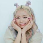 Arakawa Instagram - 6月６日18時💖GALLZ重大発表にちなみまして、 改めてGALLZを振り返ろう企画💖🫶(勝手に笑) アゲ盛れグリッター💖🎀🤍　02幻想桃色天使🪽💖💖 これはもう名前のままでございます。 ピンクの世界に誘ってくれます🫶(いざなうと読んで下さい) エンジェルピーチ✖️キラキラ🎀🪽💖💖 いい加減にしろｗｗｗｗｗｗｗｗｗｗかわいすぎるやろｗｗｗｗｗｗｗｗｗｗ 私はこのグリッターを見た瞬間、 「飛び込みたい...」と言ってもーたわ‼️‼️‼️‼️ｗｗｗｗｗｗｗｗｗｗｗｗｗｗｗ 可愛いがいっぱい詰まったグリッター✨💖💖💖💖‼️ ドストレートにピンクを楽しむもよし、 涙袋爆誕させるもよし、 なのですがぁあ‼️‼️(通販のピークのテンション)(飲み会でゆうところのからの〜⤴︎⁉️のテンション) ブラウンやほかのどんなシャドウにも合う合う合う✌️😂💖💖 幻想的な可愛い世界で生きていたいけど 現実はそうもいかねえし（笑） 傷だらけでもなんでも うちらは天使なんだ‼️‼️‼️‼️‼️‼️‼️‼️‼️ Yes‼️Plese say‼️‼️ まぶたは幻想桃色天使なんだ‼️‼️ 🫶 それでは本日も失礼いたします✨ やめる時も健やかなる時も体が動かなくなるぐらい爆滑りした舞台なる時も二日酔いなる時も顔むくみすぎて涙が出そうで周りのみんなに可愛いと褒めろ‼️と喚き散らかして迷惑かけなる時も一日の半分ドッキリの仕事なる時も爆裂山登りちらしロケなる時も(今日) 私の目はキッラキラです💖💖💖💖💖💖💖（笑） @nozaking42 この全部のグリッターのメイクしてくださった野崎さん💖💖😭(鬼ギャル) ありがとうございます✨💖😭😭🪽