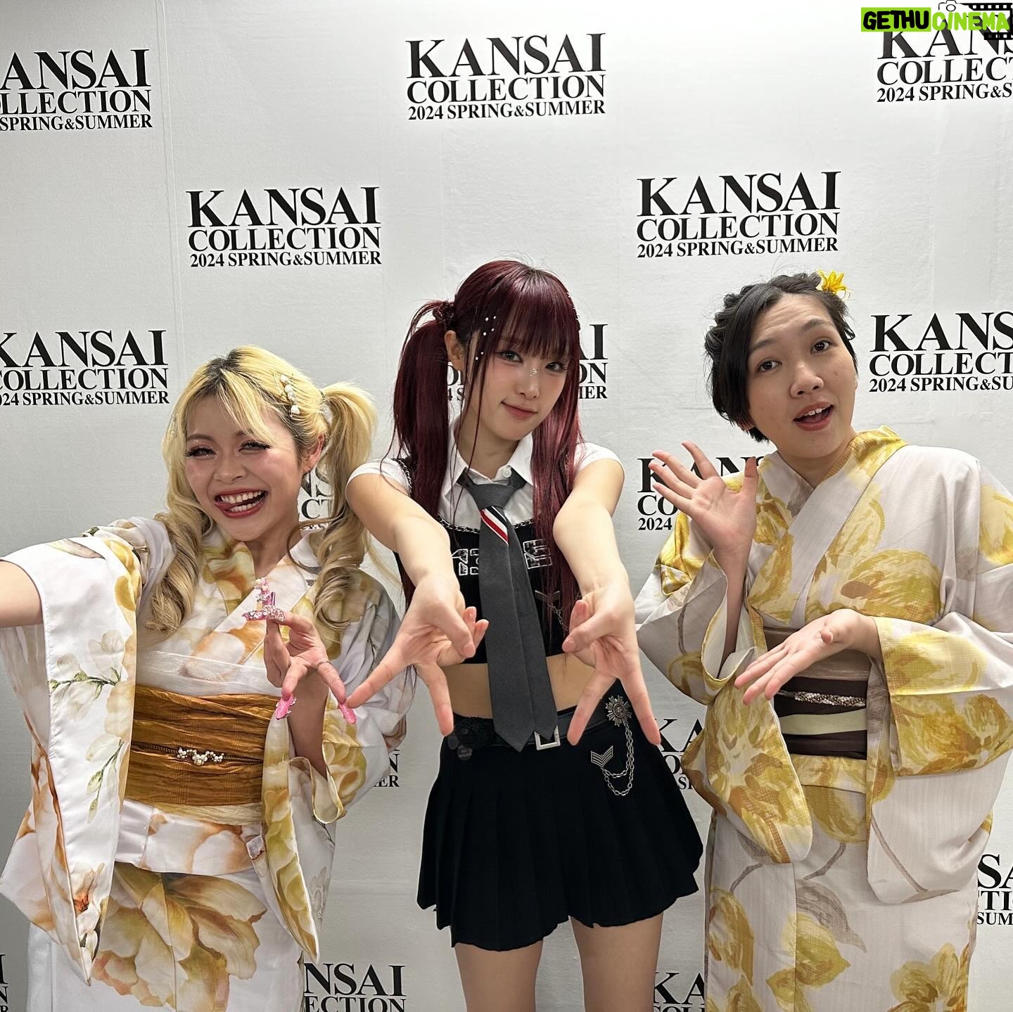 Arakawa Instagram - sugar nineブースありがとうございました💖💖💖💖💖💖💖💖💖💖💖💖💖💖😭😭😭😭😭😭😭😭😭😭😭😭😭😭 2枚目はイェナさんとの写真です💖💖💖💖😍 ギャルネイルにすごい興味持ってくださって 「테바기다」テバギダ💖(やばい的な意味だと思われます)頂きました🤣💖💖💖 可愛すぎた‼️‼️‼️‼️‼️‼️‼️‼️‼️‼️ 絶対応援‼️‼️‼️‼️‼️‼️‼️‼️‼️‼️‼️‼️ 折田涼香ちゃん😭💖💖あなた様かわいすぎますります。 惚れました。同じ場所にえくぼありました。(アゲ) トークブースも一緒で最高でした😭💖😍‼️‼️‼️ ありがとう‼️‼️‼️‼️‼️‼️ み、、、みかにゃん⁉️⁉️ランウェイから降りてきたお姿見て 目飛び出るかと思って反射的に「みかにゃん?😡😡早よ写真撮ろ😡かわいすぎ、😡😡」ってキレてしまいました...(笑) いい加減にして、いつも圧倒的美で殴ってくれてありがとう(怖) 盛山さーーん‼️‼️‼️‼️ 見取り図さんMCお疲れ様でした🥹💖💖💖💖‼️‼️‼️ 我ら吉本なり卍💪💪💪💪(笑) いろんなモデルさんうろうろする中、 2人肩身狭くて気づいたら写真撮ってましたね☺️💖💖爆笑 どんな状況も楽しめるのも含めてわたしは芸人最高って思います💖💖💖💖(笑) 盛山さんは唯一わたしのポジティブX投稿を褒めてくれるお方💐らぶ!!! #関西コレクション