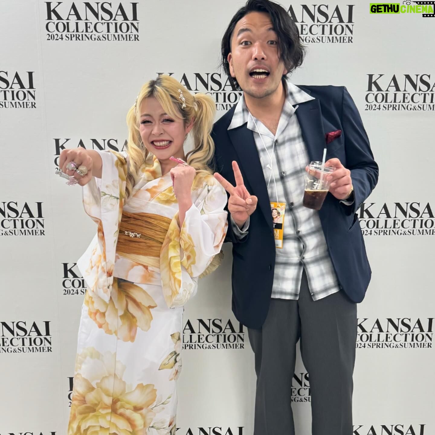 Arakawa Instagram - sugar nineブースありがとうございました💖💖💖💖💖💖💖💖💖💖💖💖💖💖😭😭😭😭😭😭😭😭😭😭😭😭😭😭 2枚目はイェナさんとの写真です💖💖💖💖😍 ギャルネイルにすごい興味持ってくださって 「테바기다」テバギダ💖(やばい的な意味だと思われます)頂きました🤣💖💖💖 可愛すぎた‼️‼️‼️‼️‼️‼️‼️‼️‼️‼️ 絶対応援‼️‼️‼️‼️‼️‼️‼️‼️‼️‼️‼️‼️ 折田涼香ちゃん😭💖💖あなた様かわいすぎますります。 惚れました。同じ場所にえくぼありました。(アゲ) トークブースも一緒で最高でした😭💖😍‼️‼️‼️ ありがとう‼️‼️‼️‼️‼️‼️ み、、、みかにゃん⁉️⁉️ランウェイから降りてきたお姿見て 目飛び出るかと思って反射的に「みかにゃん?😡😡早よ写真撮ろ😡かわいすぎ、😡😡」ってキレてしまいました...(笑) いい加減にして、いつも圧倒的美で殴ってくれてありがとう(怖) 盛山さーーん‼️‼️‼️‼️ 見取り図さんMCお疲れ様でした🥹💖💖💖💖‼️‼️‼️ 我ら吉本なり卍💪💪💪💪(笑) いろんなモデルさんうろうろする中、 2人肩身狭くて気づいたら写真撮ってましたね☺️💖💖爆笑 どんな状況も楽しめるのも含めてわたしは芸人最高って思います💖💖💖💖(笑) 盛山さんは唯一わたしのポジティブX投稿を褒めてくれるお方💐らぶ!!! #関西コレクション