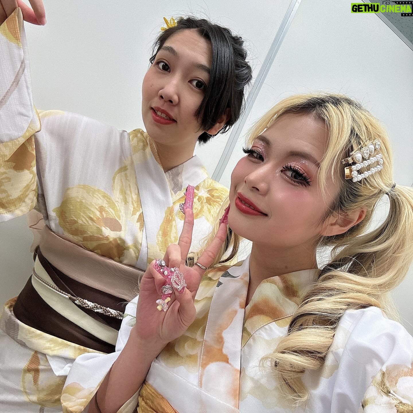 Arakawa Instagram - sugar nineブースありがとうございました💖💖💖💖💖💖💖💖💖💖💖💖💖💖😭😭😭😭😭😭😭😭😭😭😭😭😭😭 2枚目はイェナさんとの写真です💖💖💖💖😍 ギャルネイルにすごい興味持ってくださって 「테바기다」テバギダ💖(やばい的な意味だと思われます)頂きました🤣💖💖💖 可愛すぎた‼️‼️‼️‼️‼️‼️‼️‼️‼️‼️ 絶対応援‼️‼️‼️‼️‼️‼️‼️‼️‼️‼️‼️‼️ 折田涼香ちゃん😭💖💖あなた様かわいすぎますります。 惚れました。同じ場所にえくぼありました。(アゲ) トークブースも一緒で最高でした😭💖😍‼️‼️‼️ ありがとう‼️‼️‼️‼️‼️‼️ み、、、みかにゃん⁉️⁉️ランウェイから降りてきたお姿見て 目飛び出るかと思って反射的に「みかにゃん?😡😡早よ写真撮ろ😡かわいすぎ、😡😡」ってキレてしまいました...(笑) いい加減にして、いつも圧倒的美で殴ってくれてありがとう(怖) 盛山さーーん‼️‼️‼️‼️ 見取り図さんMCお疲れ様でした🥹💖💖💖💖‼️‼️‼️ 我ら吉本なり卍💪💪💪💪(笑) いろんなモデルさんうろうろする中、 2人肩身狭くて気づいたら写真撮ってましたね☺️💖💖爆笑 どんな状況も楽しめるのも含めてわたしは芸人最高って思います💖💖💖💖(笑) 盛山さんは唯一わたしのポジティブX投稿を褒めてくれるお方💐らぶ!!! #関西コレクション