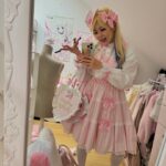 Arakawa Instagram - 姫👸ぎゃる💖！ @babu_melo ちゃんにばぶ👶メイクもしてもらったり💖 めちゃ楽しかった！ 吉本のYouTubeチャンネルに上がるはず‼️ 私はロリータファッションが大好きなんだけど、眺める専門なのでめっちゃ嬉しかったあ😭💖💖🪽 このお洋服は自分で自分を幸せにする女の子💖って感じの強さがあってめっちゃすきでした💖💖💖💖あまめろなにからなにまでありがとう🤍🎀 #撮影の時間がタイトすぎて #あまめろちゃんと2人で写真撮るの必死www #スタッフさんは早くしてくだい #こんな機会ないんだからもっと自撮りさせて #の攻防戦でしたwwwww