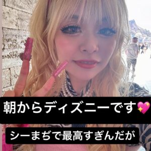 Arakawa Instagram - ディズニー、夢をありがとう💙🏰💙

4月20日王様のブランチ🫅❤️❤️トレンド部
ぜひよろしくお願いします💖💖💖💖💖💖💖

藤森さん、NOAさんありがとうございました😍💖🌸💙💙
#トレンド部らぶ🥹🩷🩷🩷

いい天気で最高‼️‼️‼️‼️‼️‼️
#晴天推し

一枚目マネージャーさんが不意撮り(?)してくれてた😭💙💖💙💖💙
ずーっと自撮り部な私、歓喜（笑）
インカメうますぎてどんだけ大人数でも全員写せるからいつも右手が携帯を離れることはないので（笑）嬉しかった🥹🥹