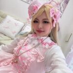 Arakawa Instagram - 姫👸ぎゃる💖！ @babu_melo ちゃんにばぶ👶メイクもしてもらったり💖 めちゃ楽しかった！ 吉本のYouTubeチャンネルに上がるはず‼️ 私はロリータファッションが大好きなんだけど、眺める専門なのでめっちゃ嬉しかったあ😭💖💖🪽 このお洋服は自分で自分を幸せにする女の子💖って感じの強さがあってめっちゃすきでした💖💖💖💖あまめろなにからなにまでありがとう🤍🎀 #撮影の時間がタイトすぎて #あまめろちゃんと2人で写真撮るの必死www #スタッフさんは早くしてくだい #こんな機会ないんだからもっと自撮りさせて #の攻防戦でしたwwwww