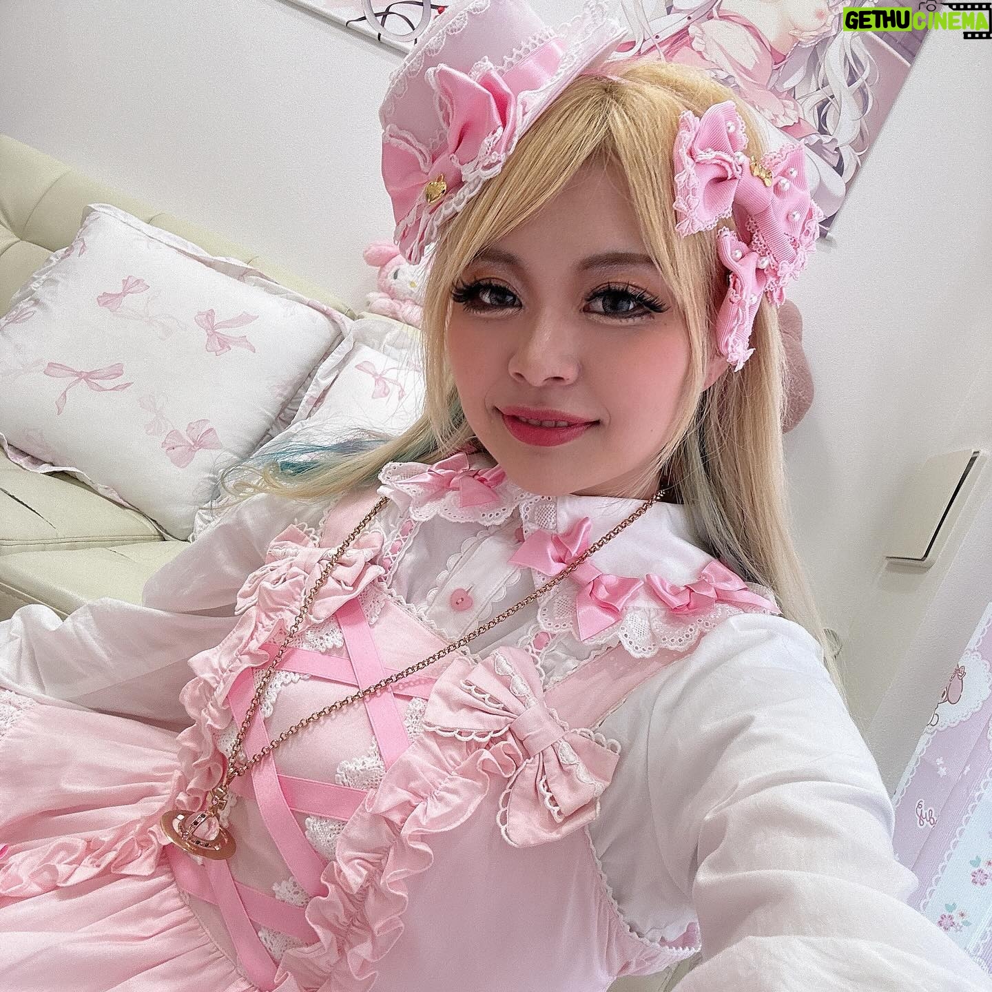 Arakawa Instagram - 姫👸ぎゃる💖! @babu_melo ちゃんにばぶ👶メイクもしてもらったり💖 めちゃ楽しかった! 吉本のYouTubeチャンネルに上がるはず‼️ 私はロリータファッションが大好きなんだけど、眺める専門なのでめっちゃ嬉しかったあ😭💖💖🪽 このお洋服は自分で自分を幸せにする女の子💖って感じの強さがあってめっちゃすきでした💖💖💖💖あまめろなにからなにまでありがとう🤍🎀 #撮影の時間がタイトすぎて #あまめろちゃんと2人で写真撮るの必死www #スタッフさんは早くしてくだい #こんな機会ないんだからもっと自撮りさせて #の攻防戦でしたwwwww