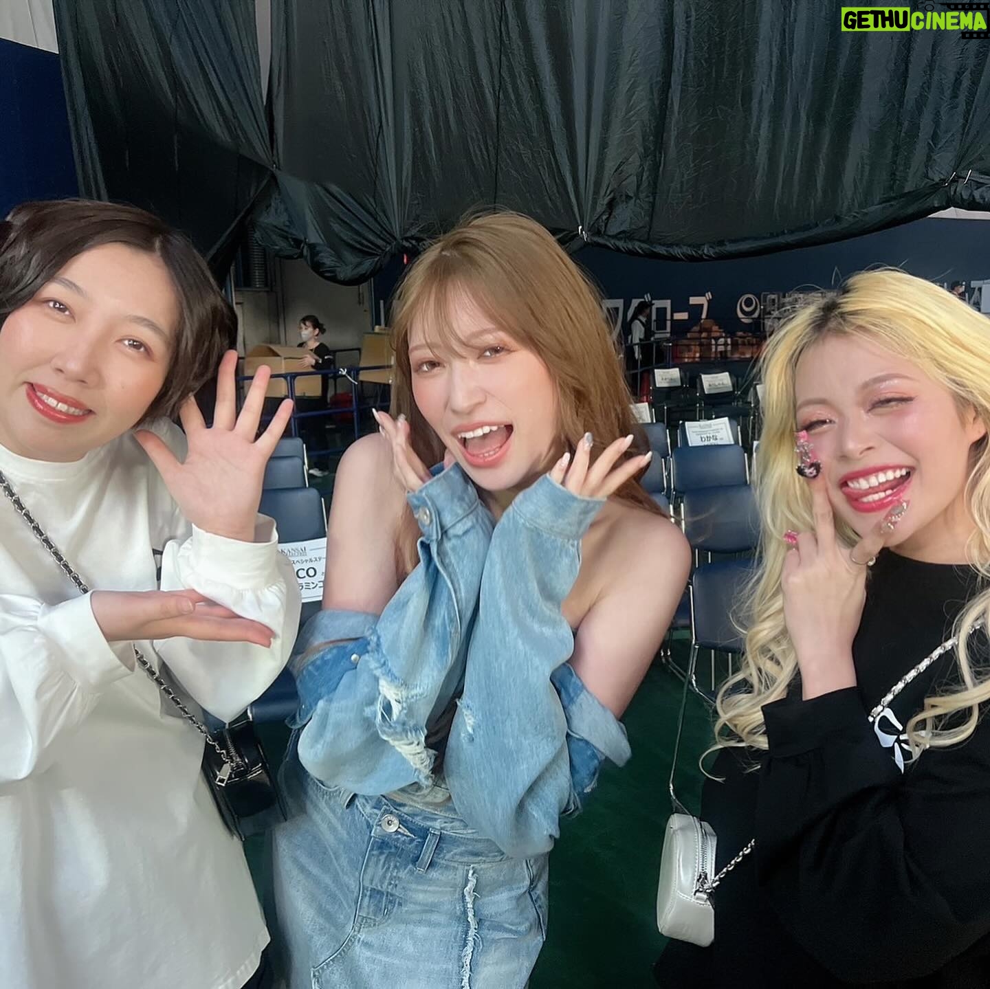 Arakawa Instagram - 関西コレクション2024にエルフもお邪魔させて頂いておりました🙇♀️💖💖💖💖💖 こちらはme emselectさんのステージの可愛すぎるお衣装でございます😝‼️💖💖💖💖🐰 こんなランウェイの世界のラの字もわからんよーな 若手芸人を女子の憧れの場所に立たせて頂き、 本当はポージング土下座をさせて頂きたいほどの感謝でございます🙇♀️‼️🤍🤍🤍 お洋服、かわいすぎ!!!!!!! 無理!!やばい!!!! 関西出身な私は関コレを見に行ったことがありました!!、 自分とは無縁な世界と思った場所に芸人として帽子の耳を掴みながら写真を撮らせていただけるなんて、人生捨てたもんじゃないです!! ほんとにありがとうございました!!!! 我らが師匠あかりんさんともお会いしました😝💖💖 (あかりんさんに憧れているのであかりんさんが野菜食べたってストーリーに書いてたら私もその場で野菜を焼く女、荒川でございます) モデルさんはほんとにすごい!🙇♀️🙇♀️🙇♀️🙇♀️🙇♀️‼️‼️‼️‼️‼️‼️‼️‼️‼️‼️‼️‼️‼️‼️‼️🤍 関コレ、夢をありがとう‼️‼️‼️‼️‼️