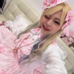 Arakawa Instagram - 姫👸ぎゃる💖！ @babu_melo ちゃんにばぶ👶メイクもしてもらったり💖 めちゃ楽しかった！ 吉本のYouTubeチャンネルに上がるはず‼️ 私はロリータファッションが大好きなんだけど、眺める専門なのでめっちゃ嬉しかったあ😭💖💖🪽 このお洋服は自分で自分を幸せにする女の子💖って感じの強さがあってめっちゃすきでした💖💖💖💖あまめろなにからなにまでありがとう🤍🎀 #撮影の時間がタイトすぎて #あまめろちゃんと2人で写真撮るの必死www #スタッフさんは早くしてくだい #こんな機会ないんだからもっと自撮りさせて #の攻防戦でしたwwwww