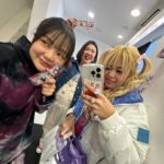 Arakawa Instagram - 世界一大好きなねえさん方と💖💖💖ライブ終わりに撮った ウチらは吉本お笑い三姉妹💖💖💖💖💖💖（爆笑）（爆笑） このお二人はほんまに面白すぎる、ほんまに化け物です！！ 今ぱって思い出す三人の思い出といえば 大阪のときからもそうですし、(てか韓国プリ(?)のフレームたこ焼きにしてて草、草超えて青のりいりますか？) Wの決勝の後熊元さんから電話かかってきてまさかかかってくると思ってなかったので 熊「もしもし」 あ「待って、えぐい、最高飲みにいきましょう‼️‼️🫰」 熊「じゃあ一瞬だけそっちいきます〜」 の2ラリーで集まり、（笑） 熊、あ「イワクラさんに連絡してみよう」「もしもし」 い「は⁉️待ってwwとりあえず行くわww」 の2ラリー場面打ち上げが忘れられません✌️💖😭わら 三人で焼肉したり、ほんっまにたくさん飲みに連れていってもらったり、 イワクラさんのキングオブコントの決勝の日は熊元さんと2人で画面のイワクラさんに乾杯しましたね😘✌️💖 全員ボケなのでツッコミなしで進むことも多いですね☺️（笑） あ「この梅茶漬けうめぇ〜ですね！！」 熊、イ「☺️」 #アゲ #お二人は似てるところも多くて、 やさしいところ、面白いところ、お茶目なところ、芸人みんなから愛されてるところ、 欲に正直なところ、急に適当なところ、グループラインを返さないところ、（笑）後輩にベッド絶対譲ってくれるところ 尊敬しかないです！！！ 私もがんばろーっと💖💖💖💖💖 #イワクラさんのインスタに貼ってる動画の私は最強の動画が好きすぎて定期的にみに行ってます(きもい)あれほんまに泣きそうなります なんかまとまりのない文章ですみません😳💦⭐️ 久しぶりのインスタで何をどう書いたらいいんだろうと思ったら いっぱい書いちゃいました🗼☀️ #今のインスタってだいたい写真に #🤍 #この絵文字いっことかがオシャレって聞くのに、、 #荒川喋りすぎ喋りすぎ #☺️