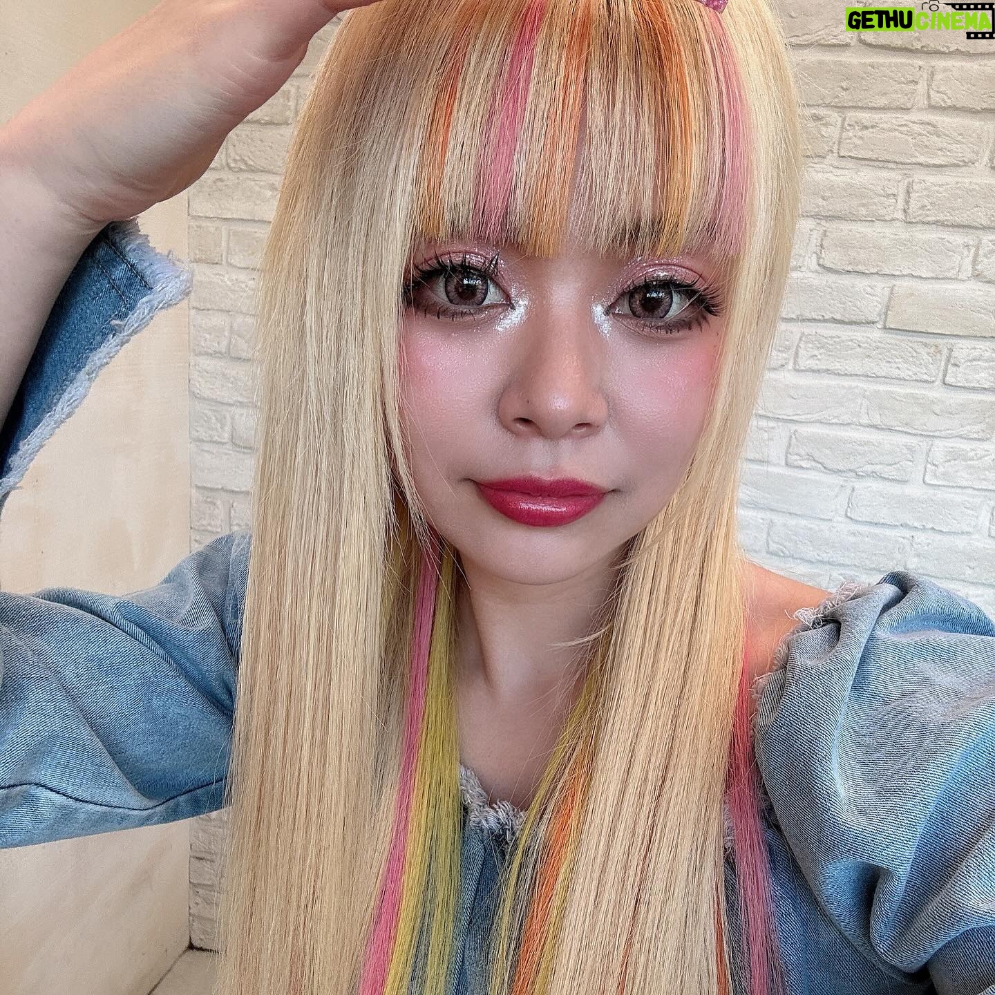 Arakawa Instagram - おはようございます🧡🩷💛 今日も今日とて💪💪💪💪💖💖💖💖💖💖💖 頑張ろう💖💖💖 今日はBSよしもとでコットンさんとロングコートダディさんの「World HOMERUN Factoryに出させて頂きます🤣💖 ほんっっっまにたのしかったです!!!!!! 3枚目 バチェラー🌹 応募者2 ← →応募者0 wwwwwwwwwwwwwwwwwwwwwwwwww 四枚目 公園に親子連れの方がほんっまに楽しそうに遊んでて、 きょんさんと眺めてて、わたしにもあぁゆう日来るのかな...? ってボソっと言ったら 「来るよ」 ってこの顔で言ってくれた❗️❗️❗️イケメンすぎ、❗️❗️❗️❗️❗️(笑)(笑)(笑)(笑) 5枚目 もぐらさん?wwwwwwww似合いすぎwwwwwwwwww OA見てください。ほんまにもぐらさんかっこよかったです!!!🤣💥🌸💖💖💖💖💖 ほんまに楽しかった!今日みてねー! 明日はナニコレ珍百景のロケにも行かせていただいてますよお💖💖💖💖⭐️⭐️🤍 たったったったったったっディディーン💥のやつまぢ好き(笑) 最高の場所に行かせていただいたょ🥹💖💖💖💖💖 #髪の毛変えました #🧡🩷💛 #GALLZのアゲ盛れグリッターの色🧡🩷💛 #かわいすぎ #春ぽくてかわいい #みんな、春たのしもな〜‼️‼️ #前髪こんな切ったん久々🥹🥹🥹🥹 #桜も気持ちも咲かしてけぇ〜?🌸🌸🌸🌸