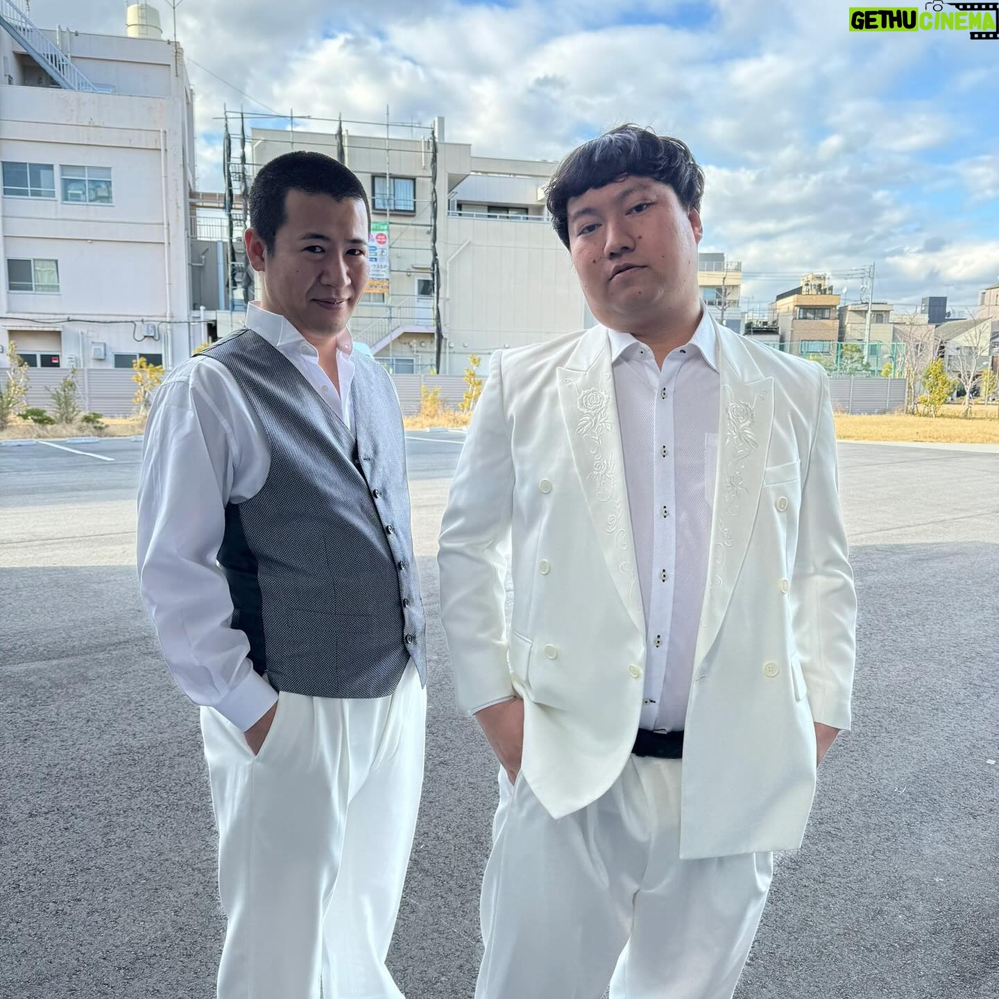 Arakawa Instagram - おはようございます🧡🩷💛 今日も今日とて💪💪💪💪💖💖💖💖💖💖💖 頑張ろう💖💖💖 今日はBSよしもとでコットンさんとロングコートダディさんの「World HOMERUN Factoryに出させて頂きます🤣💖 ほんっっっまにたのしかったです!!!!!! 3枚目 バチェラー🌹 応募者2 ← →応募者0 wwwwwwwwwwwwwwwwwwwwwwwwww 四枚目 公園に親子連れの方がほんっまに楽しそうに遊んでて、 きょんさんと眺めてて、わたしにもあぁゆう日来るのかな...? ってボソっと言ったら 「来るよ」 ってこの顔で言ってくれた❗️❗️❗️イケメンすぎ、❗️❗️❗️❗️❗️(笑)(笑)(笑)(笑) 5枚目 もぐらさん?wwwwwwww似合いすぎwwwwwwwwww OA見てください。ほんまにもぐらさんかっこよかったです!!!🤣💥🌸💖💖💖💖💖 ほんまに楽しかった!今日みてねー! 明日はナニコレ珍百景のロケにも行かせていただいてますよお💖💖💖💖⭐️⭐️🤍 たったったったったったっディディーン💥のやつまぢ好き(笑) 最高の場所に行かせていただいたょ🥹💖💖💖💖💖 #髪の毛変えました #🧡🩷💛 #GALLZのアゲ盛れグリッターの色🧡🩷💛 #かわいすぎ #春ぽくてかわいい #みんな、春たのしもな〜‼️‼️ #前髪こんな切ったん久々🥹🥹🥹🥹 #桜も気持ちも咲かしてけぇ〜?🌸🌸🌸🌸
