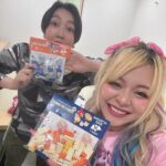 Arakawa Instagram - 初めて世界まる見え2時間SPに出させていただきました😍🪽😭💖💖💖💖💖💖💖💖💖💖💖💖(((((((大感動)))))) 2時間丸ごとワイプスッピンでうつってるのほんまにわろる🤣🤣🤣🤣🤣みんなびっくりすんのやめやあ❓わらわら まる見えの洗礼を受けました❗️ｗｗｗｗｗｗｗｗｗｗｗｗｗｗｗｗｗｗｗｗｗｗｗｗｗｗｗ(アゲ) 荒川初クリームや！！⤴︎じゃないのよｗｗｗｗｗｗｗｗｗｗｗｗｗｗｗｗｗｗｗ #生クリーム砲はツケマ埋まります。爆笑 最後から二番目の写真はレゴ、 所ジョージさんにいただいたんです😭💖‼️‼️‼️‼️‼️‼️‼️‼️‼️‼️‼️‼️‼️‼️ 夢かと思いました‼️‼️‼️‼️🌸‼️‼️‼️‼️ うわぁぁぁああああああん‼️‼️‼️‼️‼️‼️‼️‼️‼️‼️‼️‼️‼️‼️‼️‼️‼️‼️‼️‼️‼️‼️‼️‼️‼️‼️‼️‼️‼️ ありがとうございます😭💖💖💖💖💖💖 #福士蒼汰さんを人生で2回も拝見しました❗️❗️アーメン❗️❗️ ((((スッピンを福士蒼汰さんに見られてしまったのはあらめろだって結構食らったょ、 、、😭😭😭😭😭😭😭😭😭😭😭😭😭😭😭、、、 けどそれはありがたい悩みであって😭😭とか色々考えたょ、、😭😭😭😭😭😭😭😭 つーか、お前がどんな顔であろうが芸能人の皆さんにはびたいちもん関係ねえんだよ😭😭あははははは😭😭😭って思ったり😭😭つーかつかつか😭😭 まる見え出れて嬉しいんですけどやばい😭😭😭😭😭😭😭に落ち着きました😭😭😭💖（笑）ありがとうございました😭😭😭😭😭😭（笑）)))))) #２枚目の写真は本当は私ってこんなに可愛いんだよ❓❓いやいや❗️❗️まぢでまぢで❗️❗️です爆笑 VTRに興奮しすぎて松倉さんほんとに申し訳ございませんでした🙇‼️💖（笑）ありがとうございました🙇🙇🙇まぢでスマートで優しいお方でした🙇🙇🙇 Tverでご覧頂けます🩵🪽🫶💖💖💖💖💖💖💖 収録終わりダッシュでAllTOGETHER見に行かせて頂きました😭💖🙇 スタッフさんのシャワー浴びられますか？のお言葉に いいえ❗️大丈夫です❗️❗️と大声で答え、足は武道館に向かいながら 頭に残った生クリームを帽子でそっと覆い、ガンダッシュで向かわせていただきました。ばくわら 去年は芸人仲間と今年は芸人仲間とマネージャーさんとスタイリストさん達と😍プロレス応援仲間が増えて嬉しい😝💖😭 この上なく幸せでした！！！！！！！！！！ちょっとまぢで面白すぎる！！！！！！！！！！！！！！！！まぢ無理！！！！！！！！！！！！！！！！！！！！！！！！！！！糧すぎ！！！！！！！！