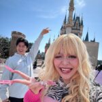 Arakawa Instagram - ディズニー、夢をありがとう💙🏰💙 4月20日王様のブランチ🫅❤️❤️トレンド部 ぜひよろしくお願いします💖💖💖💖💖💖💖 藤森さん、NOAさんありがとうございました😍💖🌸💙💙 #トレンド部らぶ🥹🩷🩷🩷 いい天気で最高‼️‼️‼️‼️‼️‼️ #晴天推し 一枚目マネージャーさんが不意撮り(?)してくれてた😭💙💖💙💖💙 ずーっと自撮り部な私、歓喜（笑） インカメうますぎてどんだけ大人数でも全員写せるからいつも右手が携帯を離れることはないので（笑）嬉しかった🥹🥹