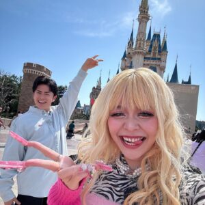 Arakawa Instagram - ディズニー、夢をありがとう💙🏰💙

4月20日王様のブランチ🫅❤️❤️トレンド部
ぜひよろしくお願いします💖💖💖💖💖💖💖

藤森さん、NOAさんありがとうございました😍💖🌸💙💙
#トレンド部らぶ🥹🩷🩷🩷

いい天気で最高‼️‼️‼️‼️‼️‼️
#晴天推し

一枚目マネージャーさんが不意撮り(?)してくれてた😭💙💖💙💖💙
ずーっと自撮り部な私、歓喜（笑）
インカメうますぎてどんだけ大人数でも全員写せるからいつも右手が携帯を離れることはないので（笑）嬉しかった🥹🥹