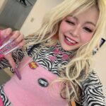 Arakawa Instagram - 初、TBSベストワンでびゅーさせてもらったときの🥇💖🌸 嬉しかったなあ☆*:.｡. o(≧▽≦)o .｡.:*☆ 最強メンバーの中に入れてもらいました🥹🩵😭💖💖💖💖💖💖💖💖💖💖💖💖💖💖💖💖💖！！！ バッチ嬉しすぎて、写真撮ってたら ネックレスとってもーてたことに気づいて マネージャーさんのすずきちゃんが自撮りの間持ってくれてたwwwwwwwwwwwwwwwほんまにごめんwwwwwwwwww #自撮りの闇wwwwwwwwwwwwwwwwww OWARAI LOVE🩷🩷🩷🩷🩷🩷（笑）