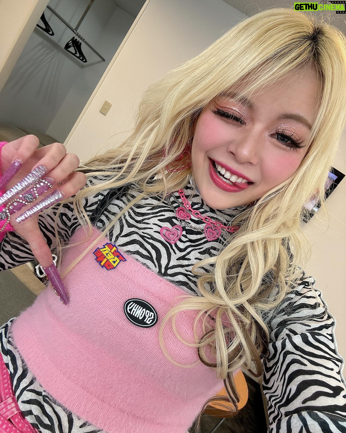 Arakawa Instagram - 初、TBSベストワンでびゅーさせてもらったときの🥇💖🌸 嬉しかったなあ☆*:.。. o(≧▽≦)o .。.:*☆ 最強メンバーの中に入れてもらいました🥹🩵😭💖💖💖💖💖💖💖💖💖💖💖💖💖💖💖💖💖!!! バッチ嬉しすぎて、写真撮ってたら ネックレスとってもーてたことに気づいて マネージャーさんのすずきちゃんが自撮りの間持ってくれてたwwwwwwwwwwwwwwwほんまにごめんwwwwwwwwww #自撮りの闇wwwwwwwwwwwwwwwwww OWARAI LOVE🩷🩷🩷🩷🩷🩷(笑)