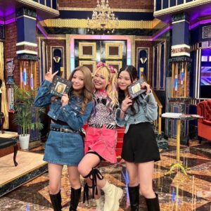 Arakawa Instagram - そして大好きな妹達‼️‼️‼️‼️
来てくれて、アルバム作ってくれてほんまにありがとう😭💖💖💖💖💖💖

TVで言えること言えないことたくさんあるけど、
色んなことを家族で乗り越えて来たね💖💖！ゎら
二人がいるからまぢ笑えた💖一生守りたい、てか守るね💖💖💖💖（笑）
結局いつも守ってもらってるのは私の方だけど🤣🤣！

あと、しゃべくりのおかげで父から電話来ました。
まじで結構やばい！！！（笑）😭😭😭😭
普通に話せました！！！！！嬉しかったです！！！
正直泣けます（笑）
ありがとうございます！！！！！！

Tverで見てくださいね！🩷

ps.妹たち❓アルバムの表紙もうちょっと工夫できひんかったかな❓わら