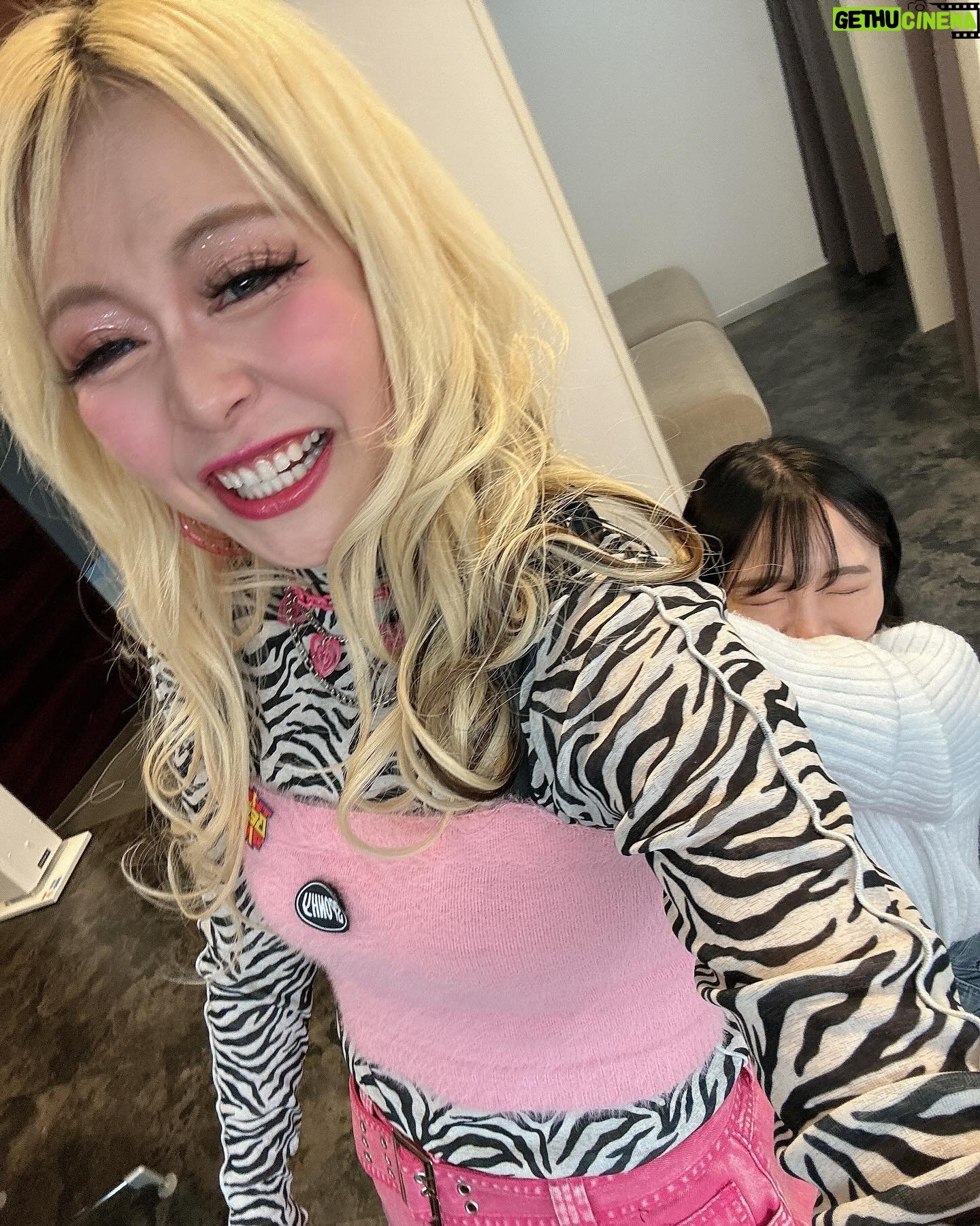 Arakawa Instagram - 初、TBSベストワンでびゅーさせてもらったときの🥇💖🌸 嬉しかったなあ☆*:.。. o(≧▽≦)o .。.:*☆ 最強メンバーの中に入れてもらいました🥹🩵😭💖💖💖💖💖💖💖💖💖💖💖💖💖💖💖💖💖!!! バッチ嬉しすぎて、写真撮ってたら ネックレスとってもーてたことに気づいて マネージャーさんのすずきちゃんが自撮りの間持ってくれてたwwwwwwwwwwwwwwwほんまにごめんwwwwwwwwww #自撮りの闇wwwwwwwwwwwwwwwwww OWARAI LOVE🩷🩷🩷🩷🩷🩷(笑)