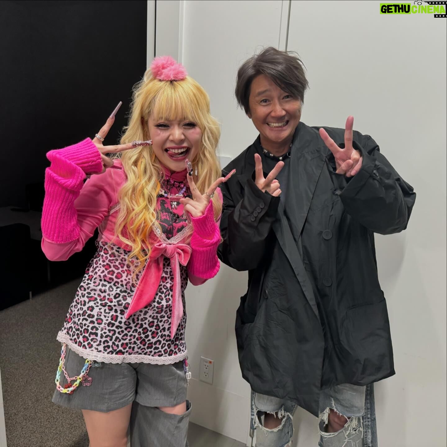 Arakawa Instagram - 憧れの行列に出させて頂きました😭💖💖💖💖💖💖💖💖 みんなお願い聞いて😭😭😭😭やばい😭昨日家帰ってTver見て、沸きました😭単刀直入に申しアゲますと、めっちゃ荒川の言葉OAで使ってもらえてるねんけど😭😭😭😭😭死ぬ😭😭😭嬉しすぎて泣く😭😭😭😭😭絶対みて😭😭😭 そしてなにより名曲ばかり😭😭救われまくり😭😭😭😭 これは完全に #行列からのファンサ(笑) 小さい時、この番組を見てる時家族がみんな笑顔だったから嬉しいって思った記憶しかない💖💖⭐️ 嬉しいなあ❤️❤️❤️❤️❤️ マッチさんのお子さんが荒川を知ってくださってたらしく 写真撮ろうってゆってくださいました‼️‼️‼️‼️😭😭😭 ほんとにお優しくて感謝しかありません。🙇💖💖😭😭 #親戚一同歓喜 #母震え上がり 最後の写真は #フワちゃんさん行ってらっしゃい💖 写真です💖💖💖💖 楽屋が近かった濱家さんも💖💖💖💖 ギャル三人組って感じです💖💖(笑) いつもフワちゃんさんのパワーに救われております🙇💖💖🎊 まぢで、夢叶った💖!!!!!!!!!!!!イェイ!! 今水平線を聞いたら泣いてしまいそうです‼️‼️笑 みんなTverみてね💖💖💖💖💖💖!