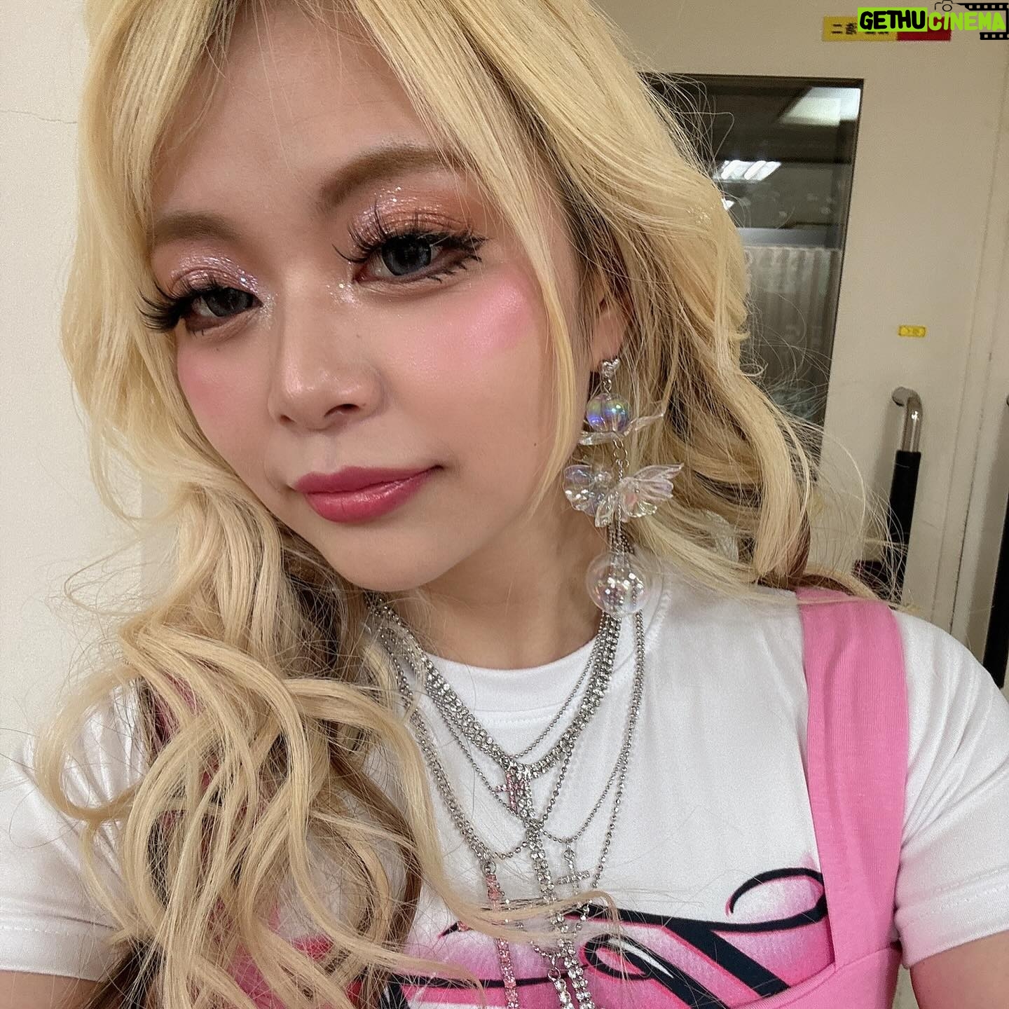 Arakawa Instagram - 23日OAのNHK編成王川島の衣装です💖💖💖💖⭐️ 盛れた😝👌わらわらわら ぜーんぶ @boss_select さんです🤍😍 ボスセレさんはおは朝の衣装も全部してくださってて それもたまたま私がずーっと好きで通ってたお店だったから びっくり🤣⭐️💖wwwww 服買いに行った時に、関西ギャル姉オーナーにたまたまお会いして ほんっま応援してるでえ!!!って言ってくださって 今日落ち込んでたからほんまに救われますー🤣💖💦って言ったら 「何落ち込んでん❓wwあんた一番やで‼️‼️ほんま最高すぎるから‼️‼️」っておもっきり言ってくださったことが忘れられません‼️‼️(笑) ほんまに関西のギャル姉は強い‼️‼️ww 落ち込んだ時いつも思い出してます💖💖💖😝😝わら ありがとうございます💖😭😭😭😭😭😭 #ファジーネーブルってゆうお曲が好きすぎて #インスタの投稿の曲全部ファジーネーブルにしてまいそうな勢い