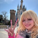 Arakawa Instagram - ディズニー、夢をありがとう💙🏰💙 4月20日王様のブランチ🫅❤️❤️トレンド部 ぜひよろしくお願いします💖💖💖💖💖💖💖 藤森さん、NOAさんありがとうございました😍💖🌸💙💙 #トレンド部らぶ🥹🩷🩷🩷 いい天気で最高‼️‼️‼️‼️‼️‼️ #晴天推し 一枚目マネージャーさんが不意撮り(?)してくれてた😭💙💖💙💖💙 ずーっと自撮り部な私、歓喜（笑） インカメうますぎてどんだけ大人数でも全員写せるからいつも右手が携帯を離れることはないので（笑）嬉しかった🥹🥹